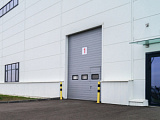 Промышленные секционные ворота Doorhan ISD01 4900x3900 с калиткой и окнами